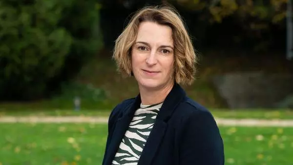 theresa burt de perera